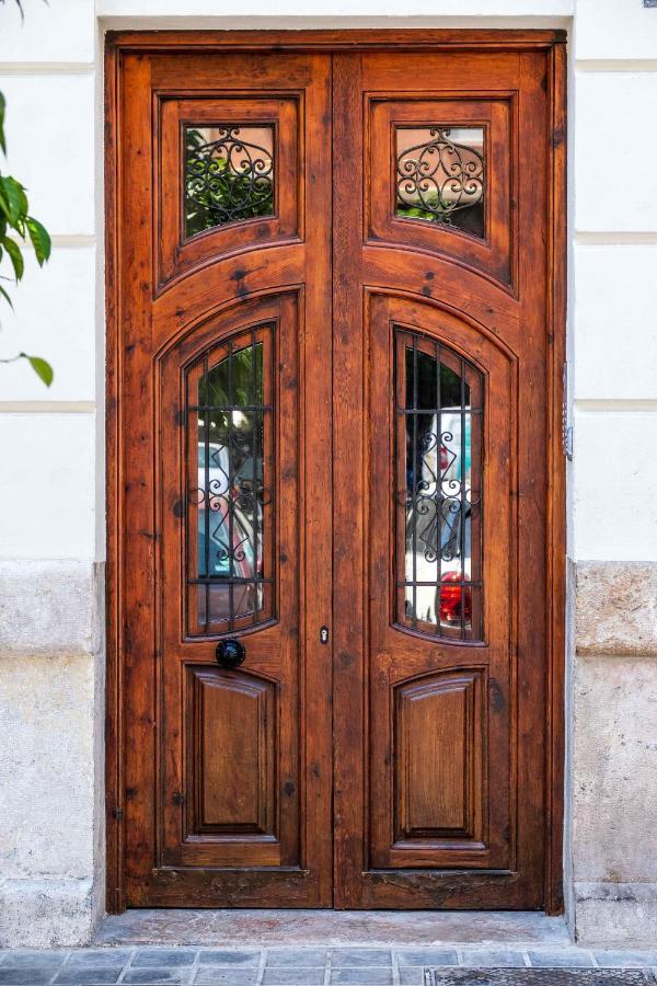 Beautifully Designed With Lots Of Natural Light Apartment *